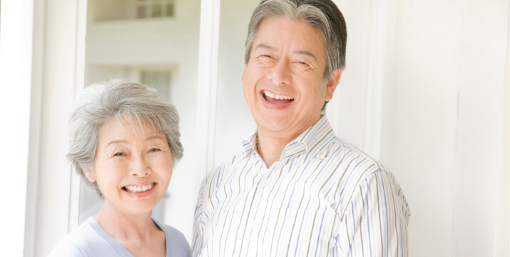 笑顔の老夫婦
